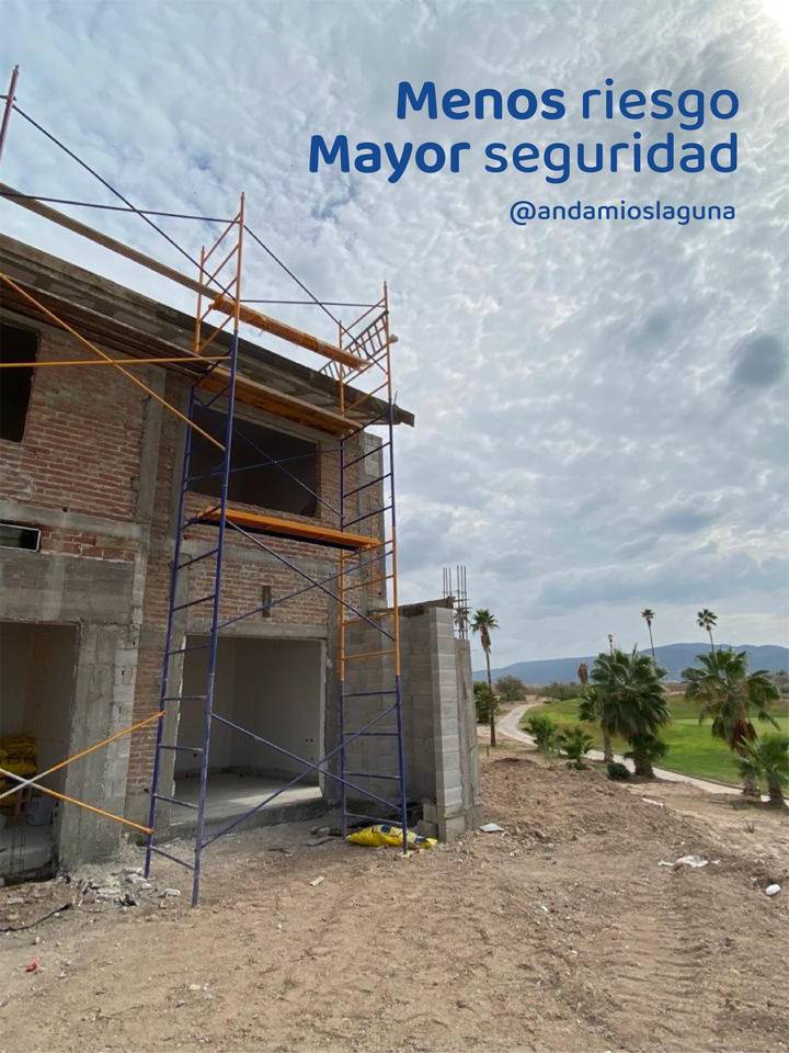 Andamio armado en construcción de casa en La Laguna
