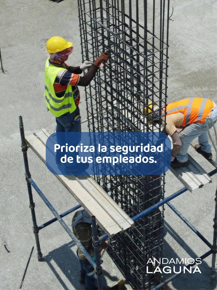 Trabajadores sobre andamio con equipo de seguridad