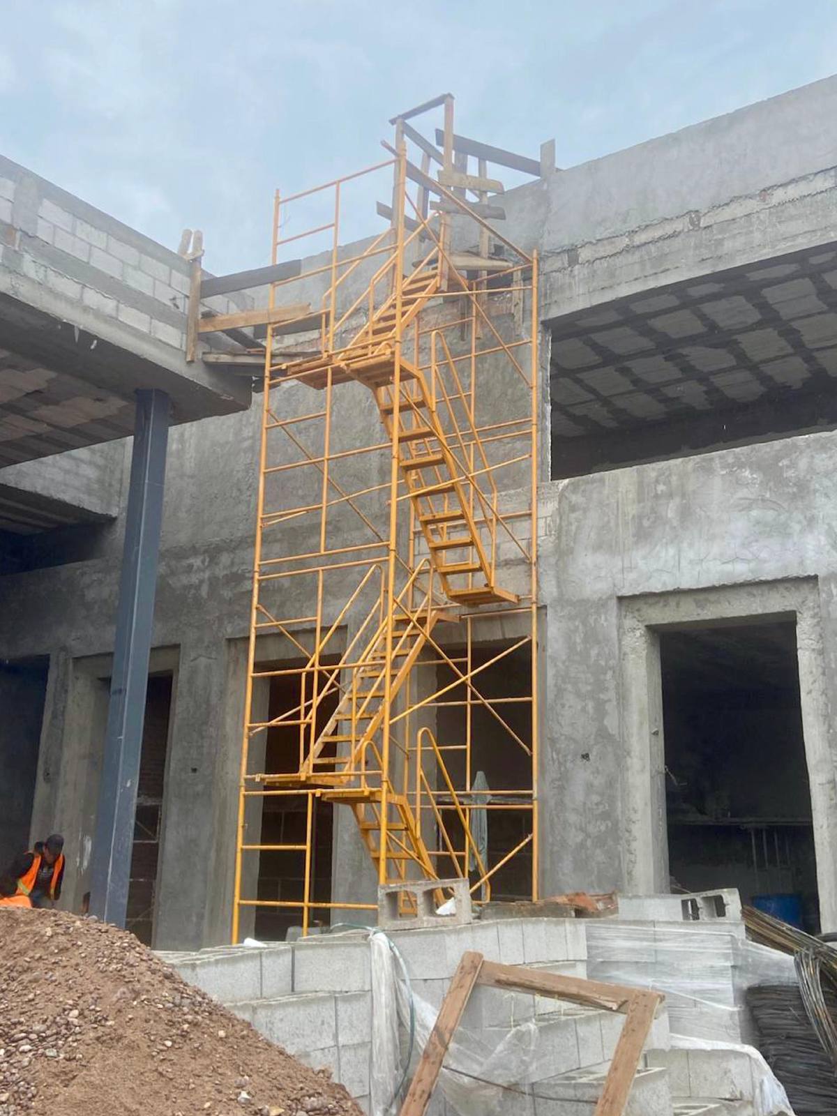 Torre de andamios montada en obra por Andamios Laguna en Torreón